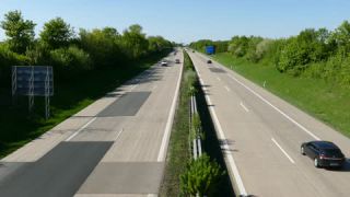 Link zum Video | Personenkraftwagen, Mai, Frühling, Ellwangen, Individualverkehr, Deutschland, Farbe, 4K, Mittelstreifen, Mitteleuropa, Bundesautobahn, Aufsicht, Europa, Süddeutschland, 2025, Tag, Bundesautobahn 7, Mobility, Baden-Württemberg