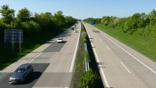 Link zum Video | Personenkraftwagen, Mai, Frühling, Ellwangen, Individualverkehr, Deutschland, Farbe, 4K, Mittelstreifen, Mitteleuropa, Bundesautobahn, Aufsicht, Europa, Süddeutschland, 2025, Tag, Bundesautobahn 7, Mobility, Baden-Württemberg