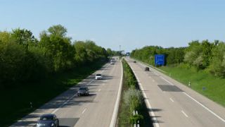 Link zum Video | Personenkraftwagen, Mai, Frühling, Ellwangen, Individualverkehr, Deutschland, Farbe, 4K, Mittelstreifen, Mitteleuropa, Bundesautobahn, Aufsicht, Europa, 2025, Tag, Bundesautobahn 7, Mobility, Baden-Württemberg