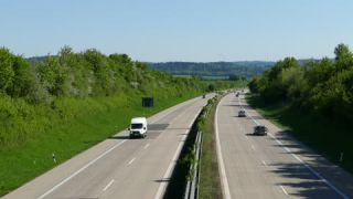 Link zum Video | Personenkraftwagen, Mai, Frühling, Ellwangen, Individualverkehr, Deutschland, Farbe, 4K, Mittelstreifen, Mitteleuropa, Bundesautobahn, Aufsicht, Europa, 2025, Tag, Bundesautobahn 7, Mobility, Baden-Württemberg