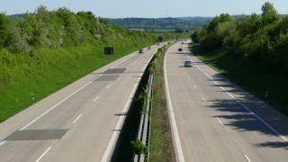 Link zum Video | Personenkraftwagen, Mai, Frühling, Ellwangen, Individualverkehr, Deutschland, Farbe, 4K, Mittelstreifen, Mitteleuropa, Bundesautobahn, Aufsicht, Europa, Süddeutschland, 2025, Tag, Bundesautobahn 7, Mobility, Baden-Württemberg
