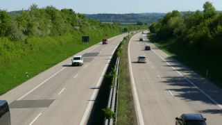 Link zum Video | Personenkraftwagen, Mai, Frühling, Ellwangen, Individualverkehr, Deutschland, Farbe, 4K, Mittelstreifen, Mitteleuropa, Bundesautobahn, Aufsicht, Europa, 2025, Tag, Bundesautobahn 7, Mobility, Baden-Württemberg