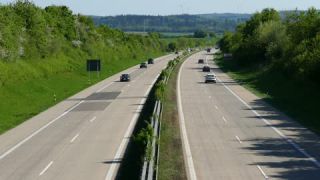 Link zum Video | Personenkraftwagen, Mai, Frühling, Ellwangen, Individualverkehr, Deutschland, Farbe, 4K, Mittelstreifen, Mitteleuropa, Bundesautobahn, Aufsicht, Europa, Süddeutschland, 2025, Tag, Bundesautobahn 7, Mobility, Baden-Württemberg