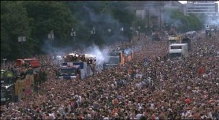 Link to Photo | occurrence, crowd, Love Parade, techno, Germany, screenshot, 1997, 1999, color, 35 mm film, July 12, Straße des 17. Juni, wide shot, Technoparade, 2K resolution, analog camera, capital city, queer, 35 Millimeter, photographic film, Berlin, Party (role-playing games), Berlin Babylon, documentary film
