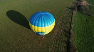 Link to Video | landscape, blue, JMW, North Rhine-Westphalia, Ruhr, hot air balloon, Germany, blue sky, color, 4K resolution, Air-to-air photography, aerial shot, 2023, day, Edeka, wind, yellow