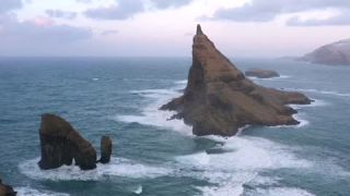 Link zum Video | Landschaft, März, Vulkaninsel, Tourismusziel, Winter, Frühling, Felsen, Farbe, Insel, 4K, 2020, Nordeuropa, Nordatlantik, Färöer, Luftaufnahme, Natur