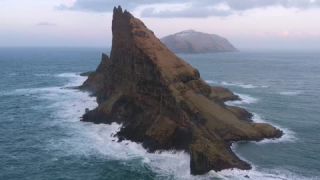 Link zum Video | Landschaft, März, Vulkaninsel, Tourismusziel, Winter, Frühling, Felsen, Farbe, Insel, 4K, 2020, Nordeuropa, Nordatlantik, Färöer, Luftaufnahme, Natur