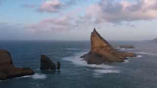 Link zum Video | Landschaft, März, Vulkaninsel, Tourismusziel, Winter, Frühling, Felsen, Farbe, Insel, 4K, 2020, Nordeuropa, Nordatlantik, Färöer, Luftaufnahme, Natur