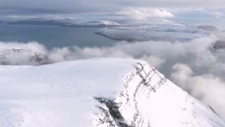Link zum Video | Landschaft, März, Vulkaninsel, Tourismusziel, Winter, Frühling, Felsen, Farbe, Insel, 4K, 2020, Nordeuropa, Nordatlantik, Färöer, Luftaufnahme, Natur