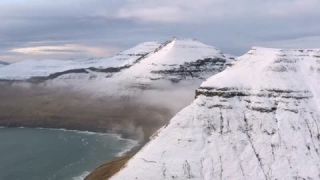 Link zum Video | Landschaft, März, Vulkaninsel, Tourismusziel, Winter, Frühling, Felsen, Farbe, Insel, 4K, 2020, Nordeuropa, Nordatlantik, Färöer, Luftaufnahme, Natur