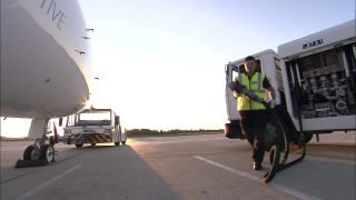 Link zum Video | Geschäftsreisestrahlflugzeug, Luftfahrzeug, Flughafen, Wirtschaft, Full High Definition, Wirtschaft, Geschäftsreisen, Strahlflugzeug, Farbe, Passagier, Lichter Tag, Dienstreise