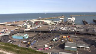 Link zum Video | Schiff, Dover, England, Kent, Großbritannien, Fähre, Ärmelkanal, Lastkraftwagen, Hafen, Fernfahrer, Transport