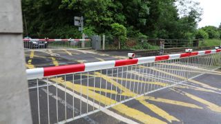 Link to Video | footage, United Kingdom, track, waiting, level crossing, Full High Definition, England, color, Great Britain, 2016, road, rail transport, daytime, boom barrier