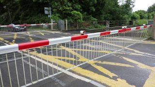 Link to Video | footage, United Kingdom, track, waiting, level crossing, Full High Definition, England, color, Great Britain, 2016, road, rail transport, daytime, boom barrier
