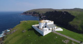 Link zum Video | Highlands, Footage, Felsen, Vereinigtes Königreich, Rohstoff, Meer, Stoer, Rohfilm, Schottland, Farbe, Stoer Head Lighthouse, 4K, 2018, Leuchtturm, Luftaufnahme, Lichter Tag, Kliffküste, Küste