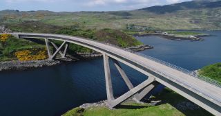 Link zum Video | Balkenbrücke, Highlands, Footage, Brücke, Vereinigtes Königreich, Rohstoff, Loch Cairnbawn, Rohfilm, Schottland, Farbe, Beton, 4K, 2018, Luftaufnahme, Kylesku Bridge, Hohlkastenbrücke