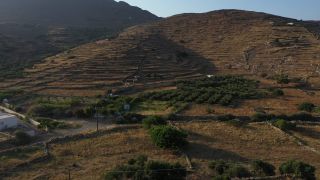 Link zum Video | Landschaft, Footage, Felsen, Kykladen, Südliche Ägäis, Tinos, Farbe, Insel, 4K, Panormos, 2020, Ortschaft, Ägäisches Meer, Griechenland, Bauwerk, Hafen, Luftaufnahme, Bauwerk, Terrasse