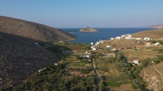 Link zum Video | Landschaft, Footage, Felsen, Kykladen, Südliche Ägäis, Tinos, Farbe, Insel, 4K, Panormos, 2020, Ortschaft, Ägäisches Meer, Griechenland, Bauwerk, Hafen, Luftaufnahme, Bauwerk, Terrasse