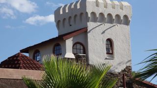 Link zum Video | Namibia, Hotel Heinitzburg, Wohngebäude, Tourismusziel, Architektur, Afrika, Schloss, Full High Definition, Farbe, Windhoek, Urlaub, 4-Sterne-Hotel, Luxus