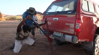 Link to Video | Namibia, motor car, Africa, Isuzu Faster, Full High Definition, 2008, Reifendefekt, pickup truck, color, breakdown, Isuzu, red, sand, vehicle, evening, desert, off-road vehicle