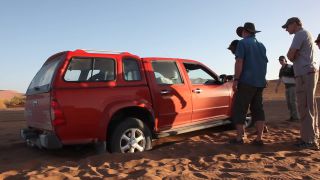 Link to Video | Namibia, motor car, Africa, Isuzu Faster, Full High Definition, 2008, Reifendefekt, pickup truck, color, breakdown, Isuzu, red, sand, vehicle, evening, desert, off-road vehicle