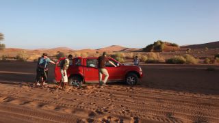 Link to Video | Namibia, motor car, Africa, Isuzu Faster, Full High Definition, 2008, Reifendefekt, pickup truck, color, breakdown, Isuzu, red, sand, vehicle, evening, desert, off-road vehicle