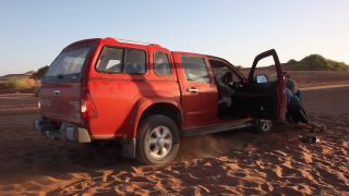 Link to Video | Namibia, motor car, Africa, Isuzu Faster, Full High Definition, 2008, Reifendefekt, pickup truck, color, breakdown, Isuzu, red, sand, vehicle, evening, desert, off-road vehicle