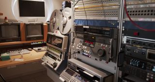Link zum Video | Filmtechnik, Maschine, Medienunternehmen, Filmwirtschaft, Herstellung von Filmen und Fernsehprogrammen, deren Verleih und Vertrieb; Kinos, Hardware, magneto-optical recording, Filmproduktion