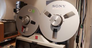 Link zum Video | Filmtechnik, Maschine, Medienunternehmen, Filmwirtschaft, Herstellung von Filmen und Fernsehprogrammen, deren Verleih und Vertrieb; Kinos, Hardware, magneto-optical recording, Filmproduktion