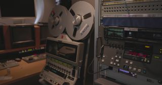 Link zum Video | Filmtechnik, Maschine, Medienunternehmen, Filmwirtschaft, Herstellung von Filmen und Fernsehprogrammen, deren Verleih und Vertrieb; Kinos, Hardware, magneto-optical recording, Filmproduktion