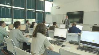 Link to Video | further training, instructor, Full High Definition, color, bank, business