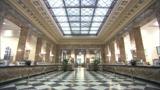 Link zum Video | Innenraum, Full High Definition, Bankgebäude, UBS, 2008, Diskretion, Farbe, Bank, Halle, Oberlicht, Verwaltung und Führung von Unternehmen und Betrieben, Lobby, historisches Gebäude, Schweiz, Zürich, Hauptquartier, Bankbetriebslehre, Bankgeschäft