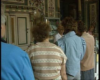 Link to Video | German Democratic Republic, dairy store, Dresden, chandelier, 1990, Pfunds Molkerei, tile, tourist attraction, dairy, Villeroy & Boch, Äussere Neustadt, eastern Germany