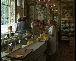 Link to Video | German Democratic Republic, dairy store, Dresden, chandelier, 1990, Pfunds Molkerei, tile, tourist attraction, dairy, Villeroy & Boch, Äussere Neustadt, eastern Germany