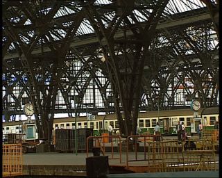 Link to Video | domestic roof construction, Saxony, German Democratic Republic, central station, Leipzig, dead-end station, railway station, train shed, eastern Germany