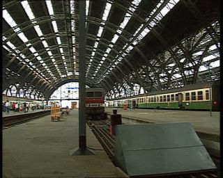 Link to Video | domestic roof construction, Saxony, German Democratic Republic, central station, Leipzig, dead-end station, railway station, train shed, eastern Germany