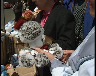 Link to Video | kitsch, German Democratic Republic, sale, 1990, standard-definition television, 1990s, street vendor, Betacam SP