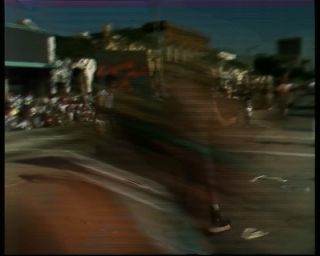 Link zum Video | jährliche Veranstaltung, Spaß, Kostüm, wiederkehrendes Ereignis, Maskierung, Veranstaltung, soziales Problem, Farbe, 1988, bunt, Vereinigte Staaten, Nordamerika, Doo Dah Parade, Verkleidung, Los Angeles, Prozession, Kalifornien