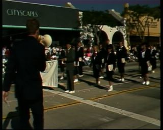 Link zum Video | jährliche Veranstaltung, Spaß, Kostüm, wiederkehrendes Ereignis, Maskierung, Veranstaltung, soziales Problem, Farbe, 1988, bunt, Vereinigte Staaten, Nordamerika, Doo Dah Parade, Verkleidung, Los Angeles, Prozession, Kalifornien