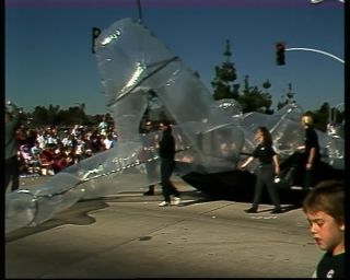 Link to Video | annual event, fun, costume, recurring event, Maskierung, event, social issue, color, 1988, multicolored, United States of America, North America, Doo Dah Parade, disguise, Los Angeles, procession, California