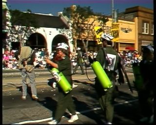 Link to Video | annual event, fun, costume, recurring event, Maskierung, event, social issue, color, 1988, multicolored, United States of America, North America, Doo Dah Parade, disguise, Los Angeles, procession, California