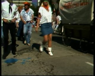Link to Video | annual event, fun, costume, recurring event, Maskierung, event, social issue, color, 1988, multicolored, United States of America, North America, Doo Dah Parade, disguise, Los Angeles, procession, California