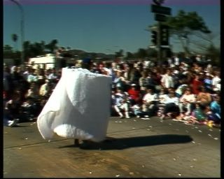 Link to Video | annual event, fun, costume, recurring event, Maskierung, event, social issue, color, 1988, multicolored, United States of America, North America, Doo Dah Parade, disguise, Los Angeles, procession, California
