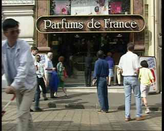 Link to Video | tourist destination, France, megacity, metropolis, 1991, color, standard-definition television, 90s, 1990s, Europe, megalopolis, avenue des Champs-Élysées, Betacam SP, Paris