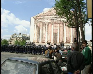 Link to Video | right of asylum, tourist destination, France, Flankierende Maßnahmen zum freien Personenverkehr, police operation, megacity, demonstration, metropolis, 1991, color, Black Africans, standard-definition television, asylum, social conflict, La Madeleine, 1990s, police, Europe, megalopolis, asylum seeker, Betacam SP, Paris