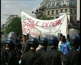 Link to Video | right of asylum, tourist destination, France, Flankierende Maßnahmen zum freien Personenverkehr, police operation, megacity, demonstration, metropolis, 1991, color, Black Africans, standard-definition television, asylum, social conflict, La Madeleine, 1990s, police, Europe, megalopolis, asylum seeker, Betacam SP, Paris