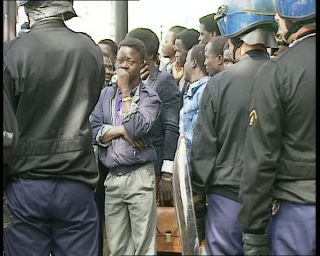 Link to Video | right of asylum, tourist destination, France, Flankierende Maßnahmen zum freien Personenverkehr, police operation, megacity, demonstration, metropolis, 1991, color, Black Africans, standard-definition television, asylum, social conflict, La Madeleine, 1990s, police, Europe, megalopolis, asylum seeker, Betacam SP, Paris