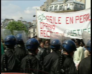 Link to Video | right of asylum, tourist destination, France, Flankierende Maßnahmen zum freien Personenverkehr, police operation, megacity, demonstration, metropolis, 1991, color, Black Africans, standard-definition television, asylum, social conflict, La Madeleine, 1990s, police, Europe, megalopolis, asylum seeker, Betacam SP, Paris