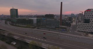 Link zum Video | März, Vogelperspektive, Pandemie, Großstadt, München, Deutschland, Ausgangssperre, 2020, Aufsicht, Horizont, Luftaufnahme, Vogelperspektive, Leere, Abend, Bauwerk, SARS-CoV-2, COVID-19, Donnersbergerbrücke, Bayern
