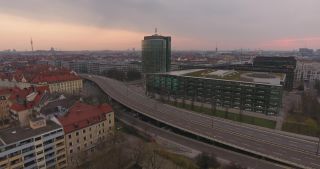 Link to Video | March, bird's-eye view, pandemic, big city, Munich, Germany, curfew, 2020, high-angle shot, horizon, aerial shot, Vogelperspektive, emptiness, evening, architectural structure, SARS-CoV-2, COVID-19, Donnersberg bridge, Bavaria